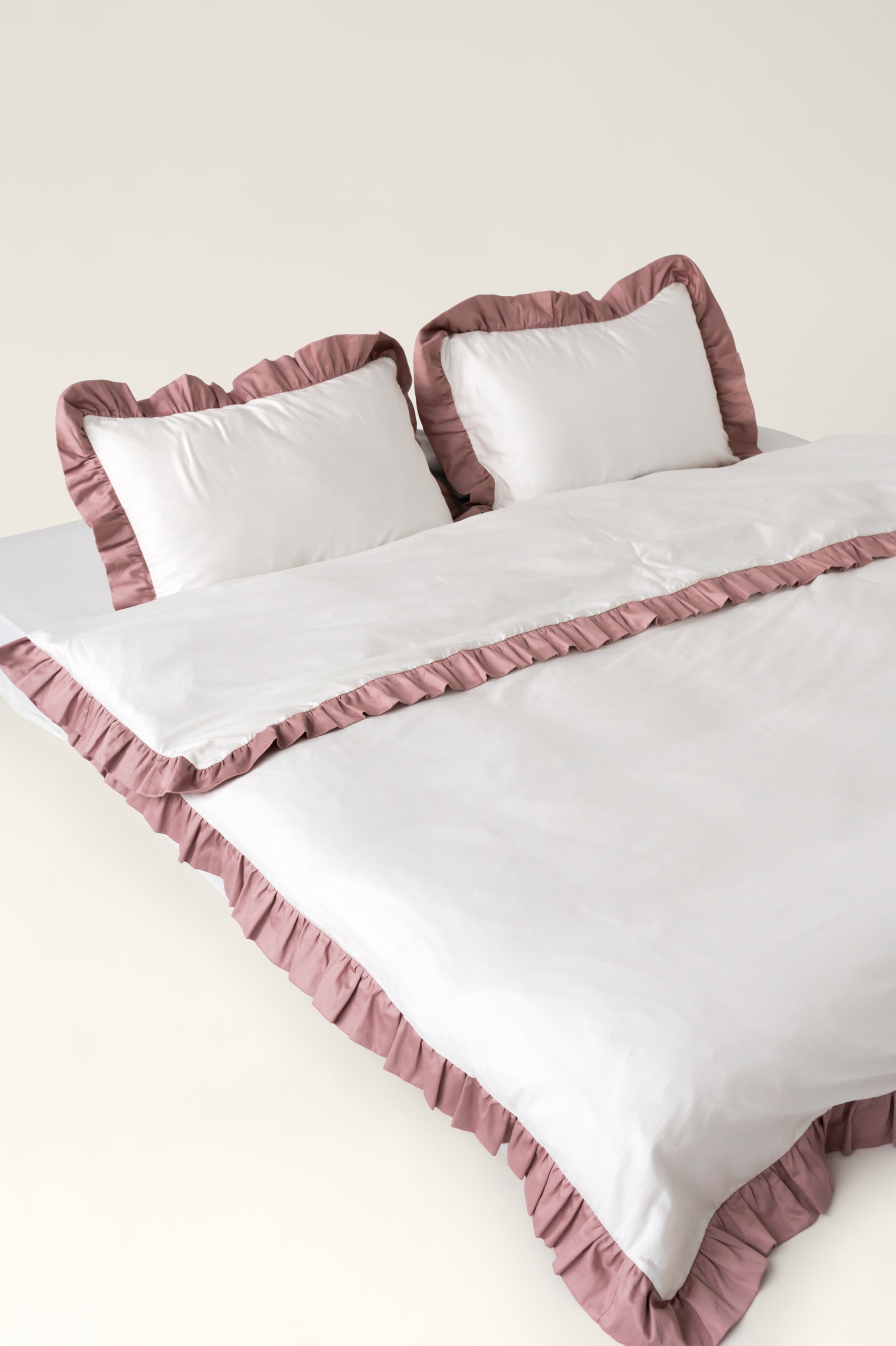 Kissenbezüge Satin mit Rüschen und weißer Paspel Savoy