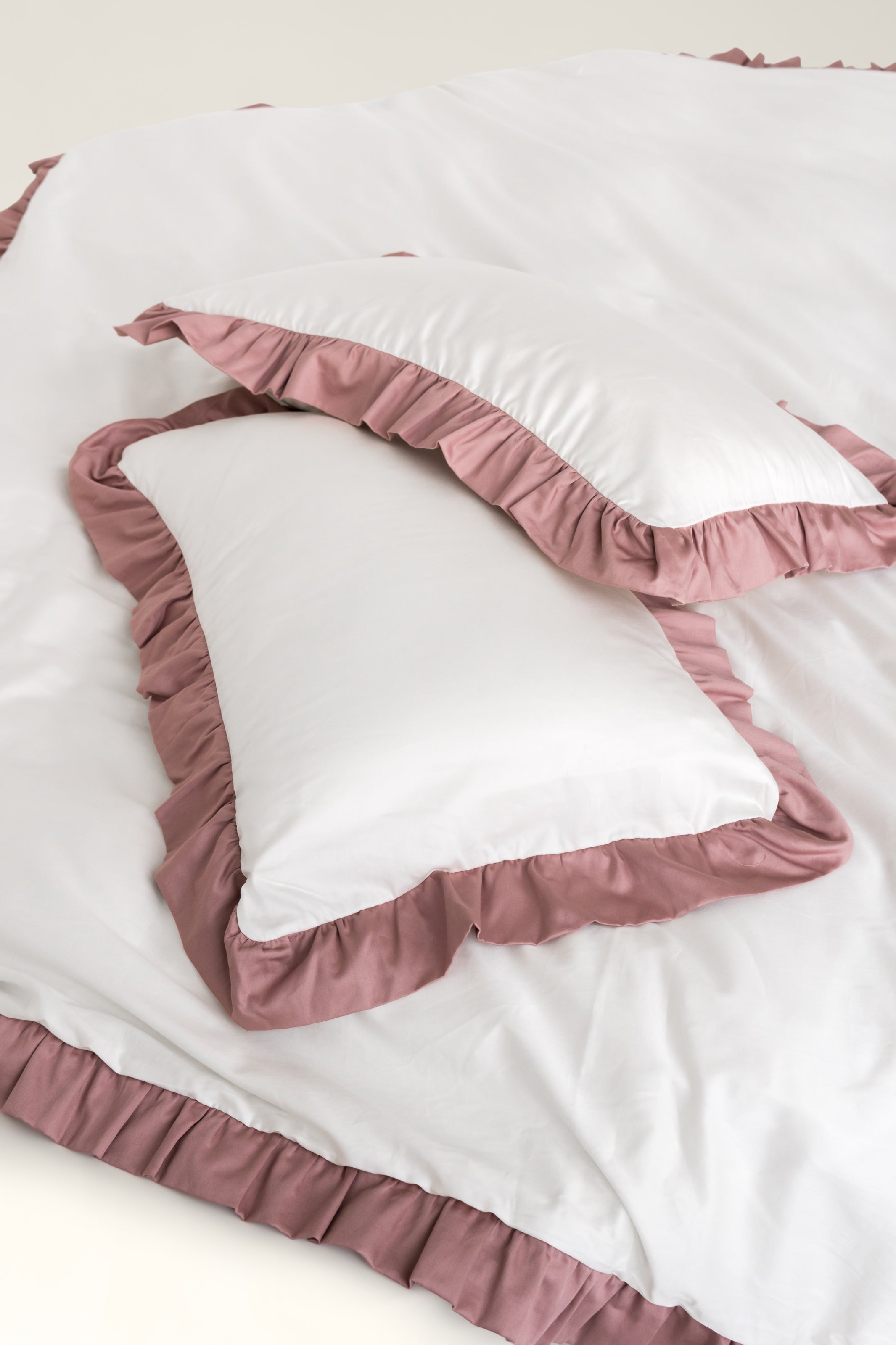 Kissenbezüge Satin mit Rüschen und weißer Paspel Savoy