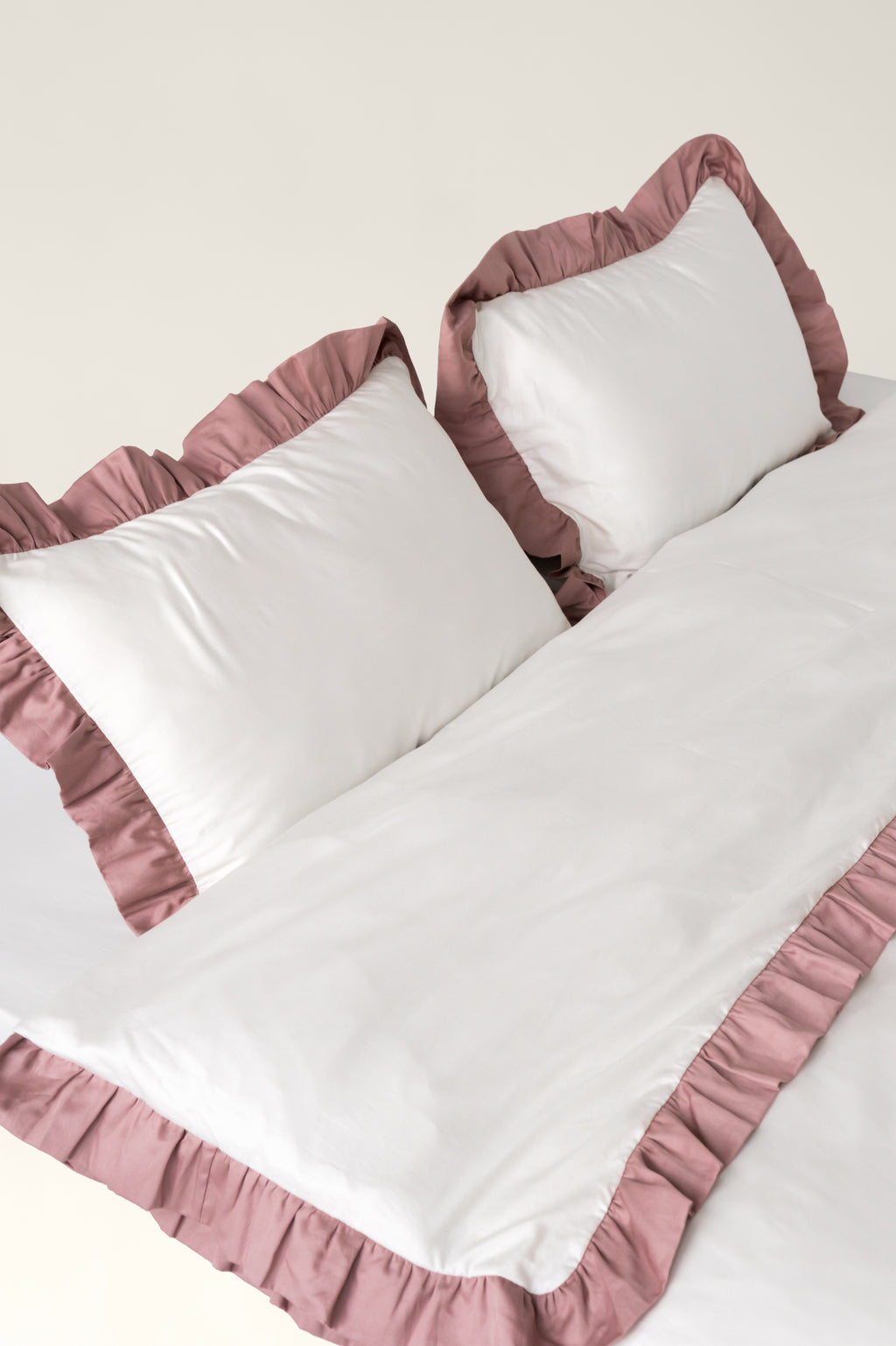 Kissenbezüge Satin mit Rüschen und weißer Paspel Savoy
