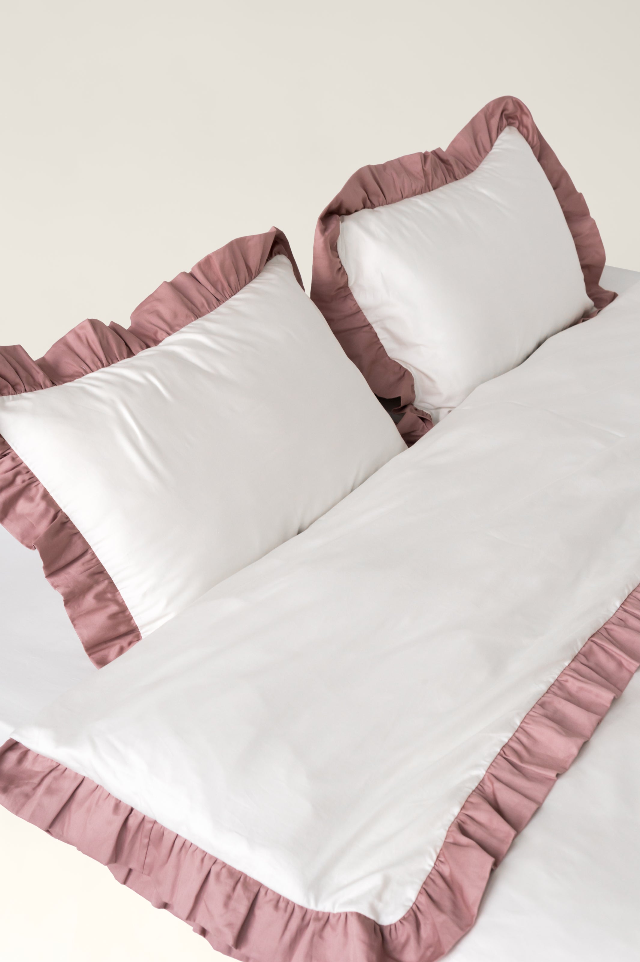 Kissenbezüge Satin mit Rüschen und weißer Paspel Savoy